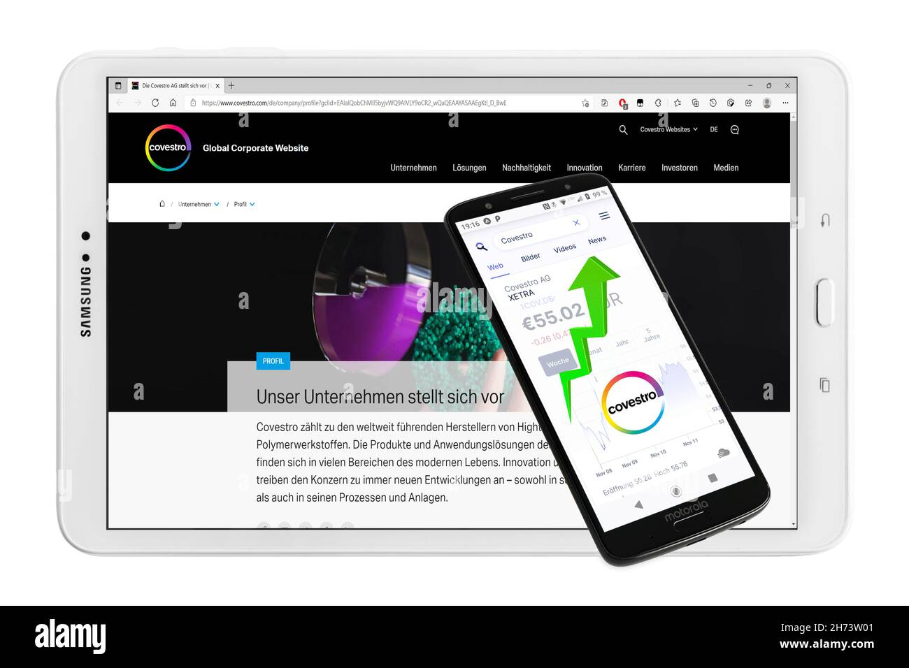 Hamburg, Deutschland - November 14 2021: Covestro AG Hightech Kunststoffe mit Logo Smartphone Tablet Aktienmarkt weißer Hintergrund Stockfoto