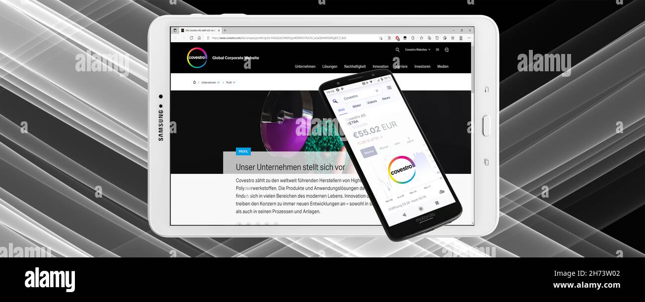Hamburg, Deutschland - November 14 2021: Covestro AG Hightech Kunststoffe mit Logo Smartphone Tablet Aktienmarkt schwarz-weißer Hintergrund-Banner Stockfoto