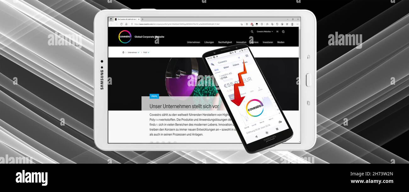 Hamburg, Deutschland - November 14 2021: Covestro AG Hightech Kunststoffe mit Logo Smartphone Tablet Aktienmarkt schwarz-weißer Hintergrund-Banner Stockfoto