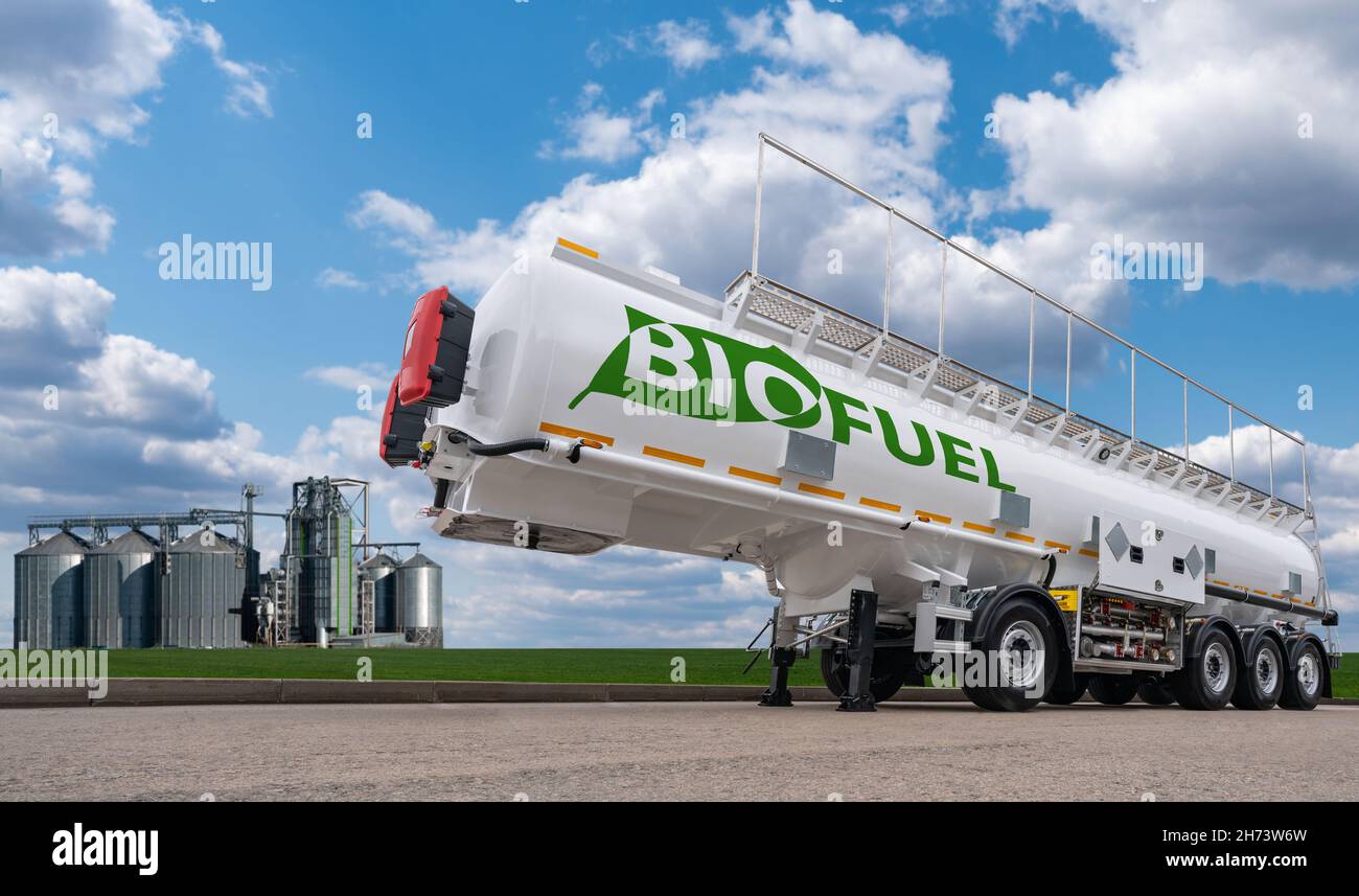 Tankwagen mit der Aufschrift Bio FUEL auf dem Hintergrund von Silos. Konzept für Biokraftstoffe. Stockfoto