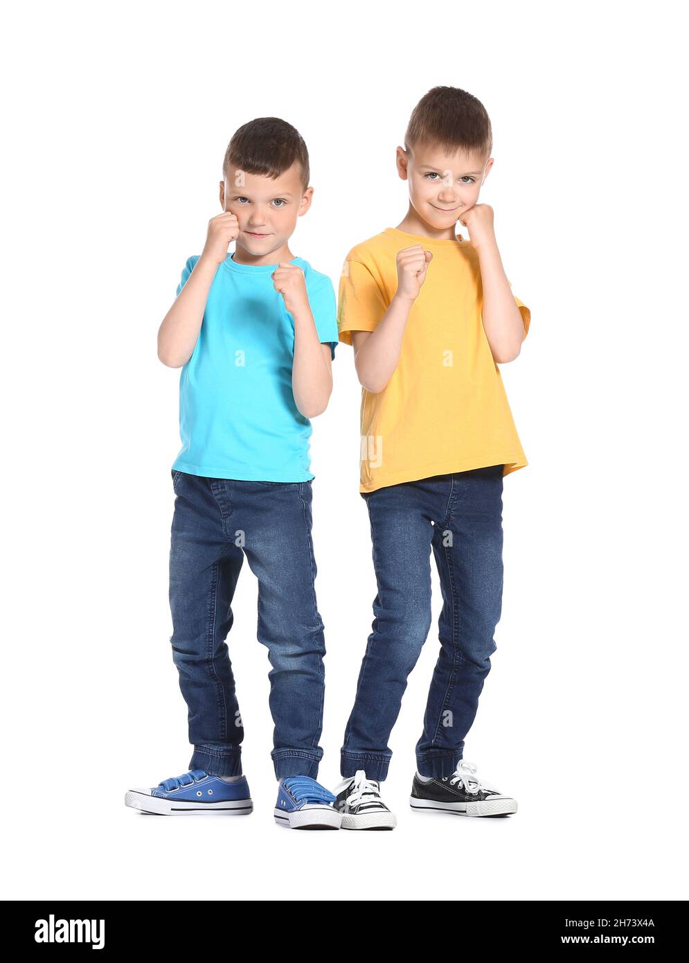 Zwei Jungen in legerer Kleidung isoliert auf weißem Hintergrund Stockfoto