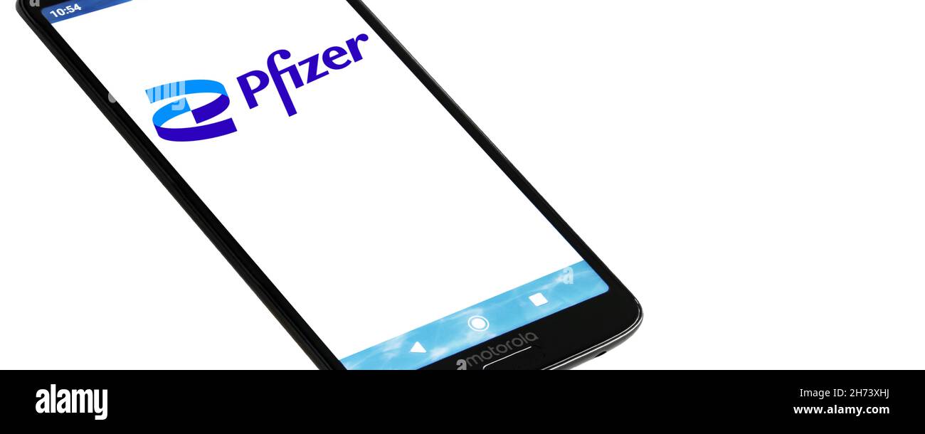 Hamburg, Deutschland - November 17 2021: Smartphone mit Pfizer Logo auf weißem Hintergrund Stockfoto