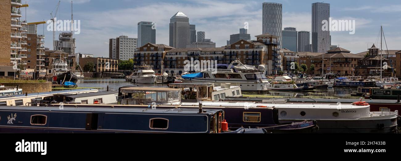 LONDON, Großbritannien - 23. JULI 2021: Panoramablick über den Yachthafen von Limehouse Basin zur Skyline von Canary Wharf Stockfoto