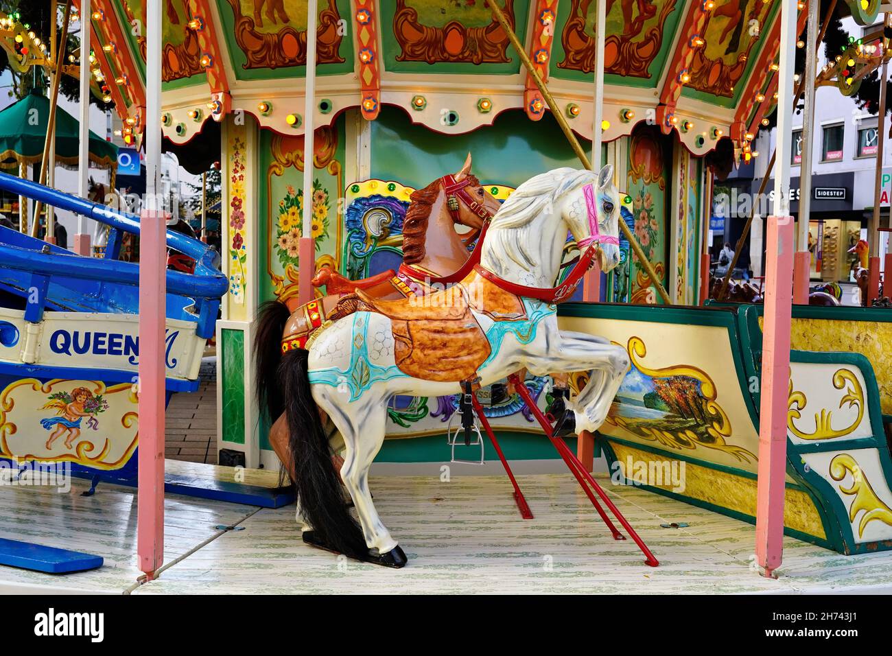 Nostalgisches Pferdekarussell auf dem Weihnachtsmarkt 2021 in Düsseldorf. Stockfoto