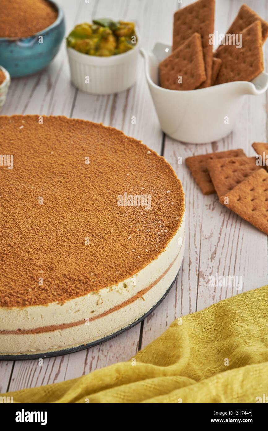 Vertikaler Schuss von No-Bake Triple Chocolate Mousse Kuchen und andere Zutaten Stockfoto