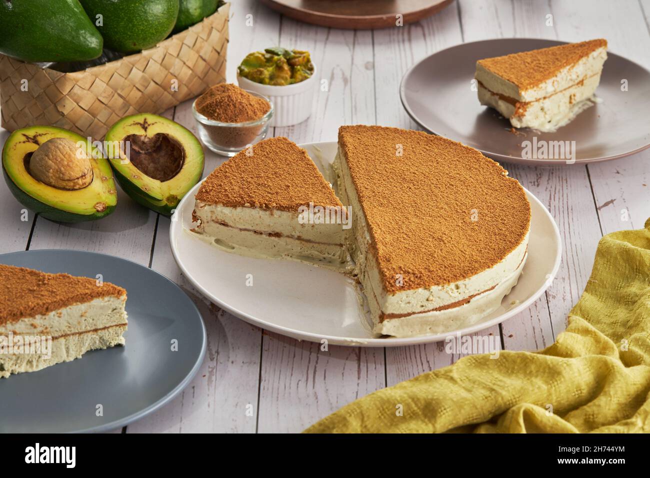 Nahaufnahme von No-Bake-Kuchen mit dreifacher Schokoladenmousse, Avocados und anderen Zutaten Stockfoto