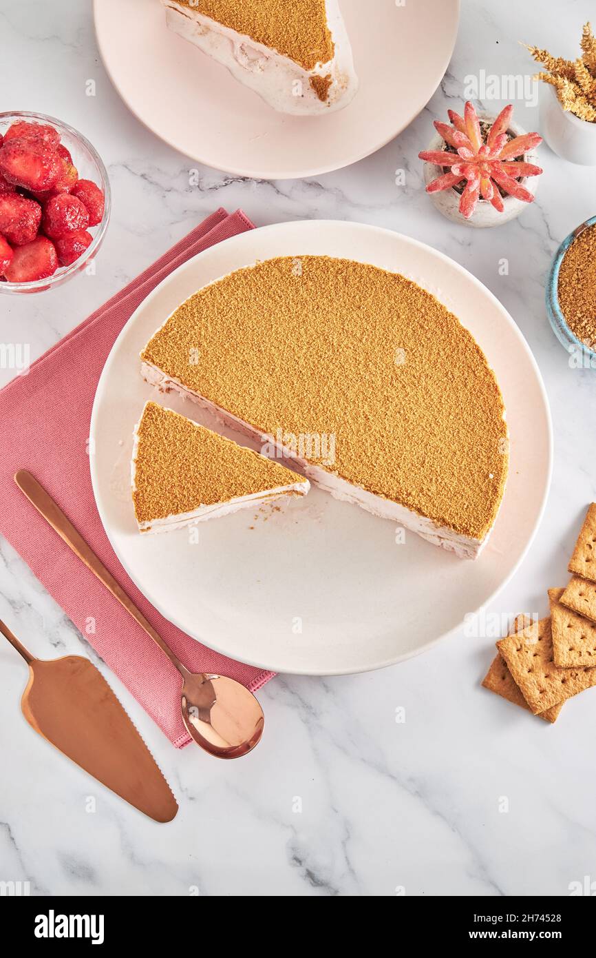 Draufsicht auf No-Bake Triple Chocolate Mousse Cake, Erdbeeren und andere Zutaten Stockfoto