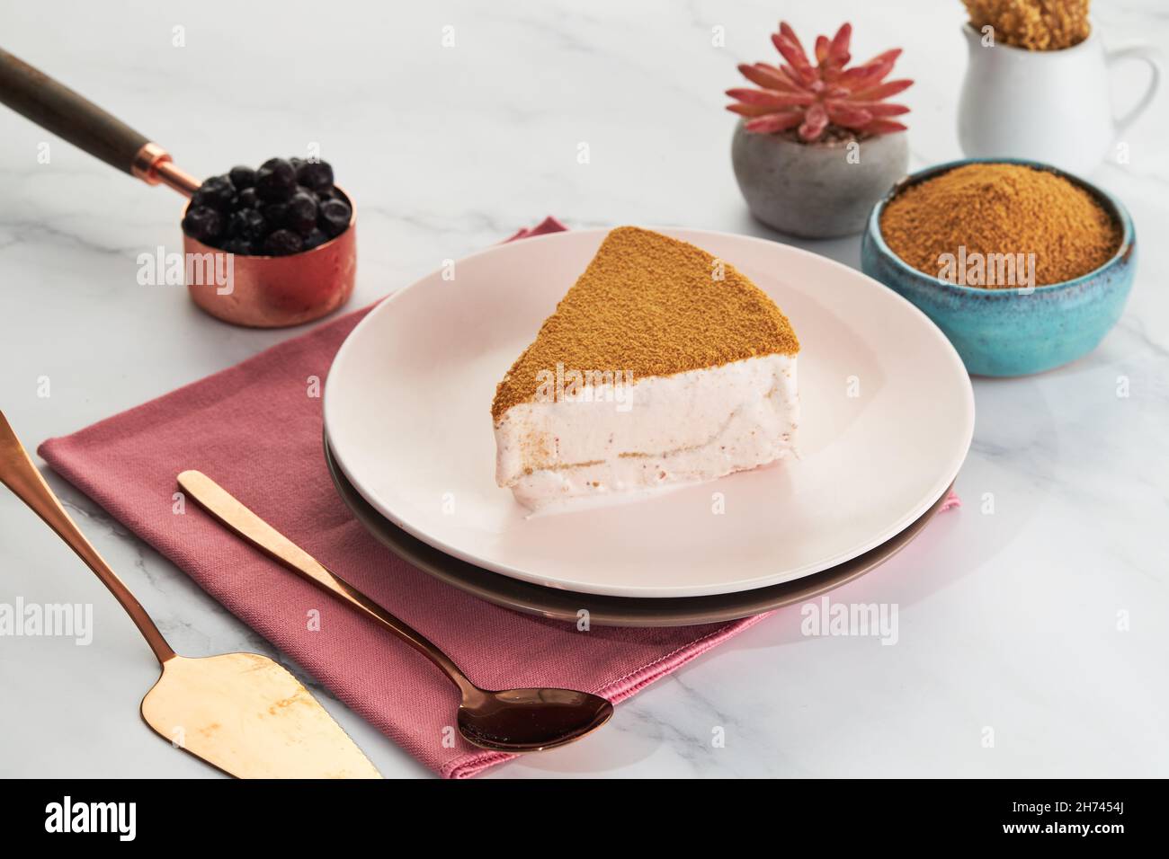 Nahaufnahme eines No-Bake-Tortenstückes mit dreifacher Schokoladenmousse, Beeren und anderen Zutaten Stockfoto