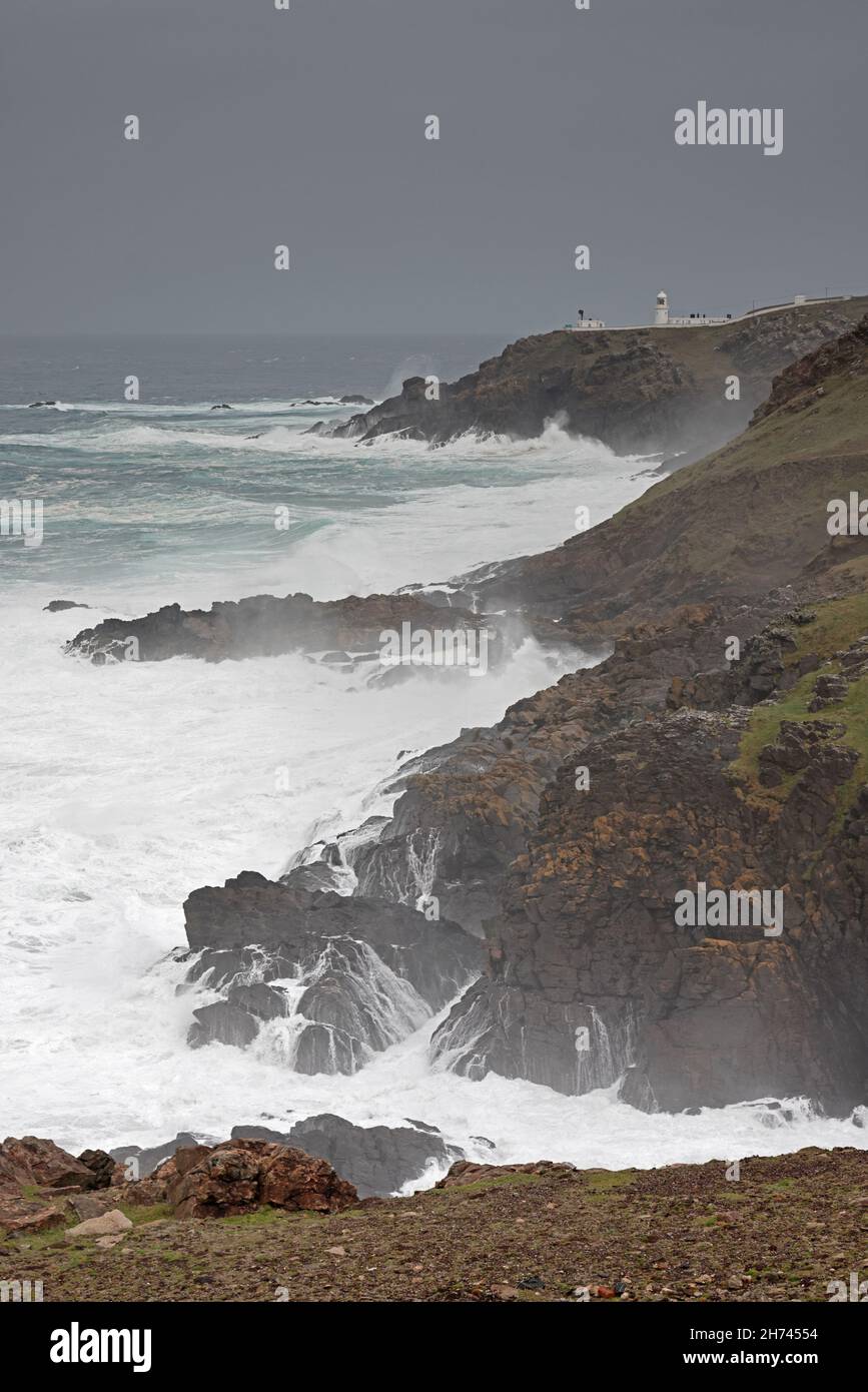 Blick auf den Pendeen Leuchtturm von der Küste von North Cornwall an einem stürmischen Tag in Großbritannien Stockfoto