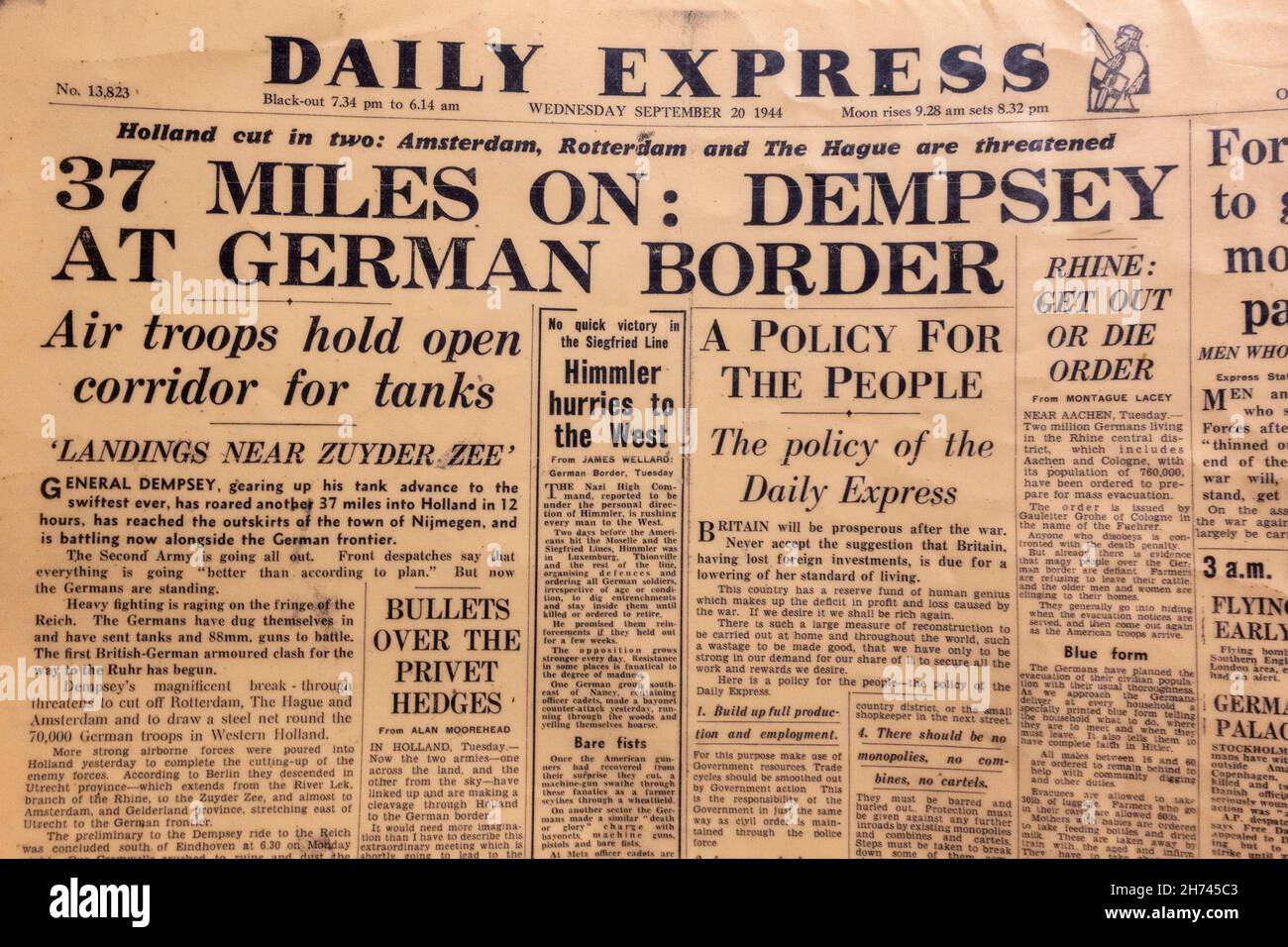'37 Meilen weiter: Dempsey an der deutschen Grenze' Titelzeile des Daily Express am 20th. September 1944 während der Operation Market Garden. Stockfoto