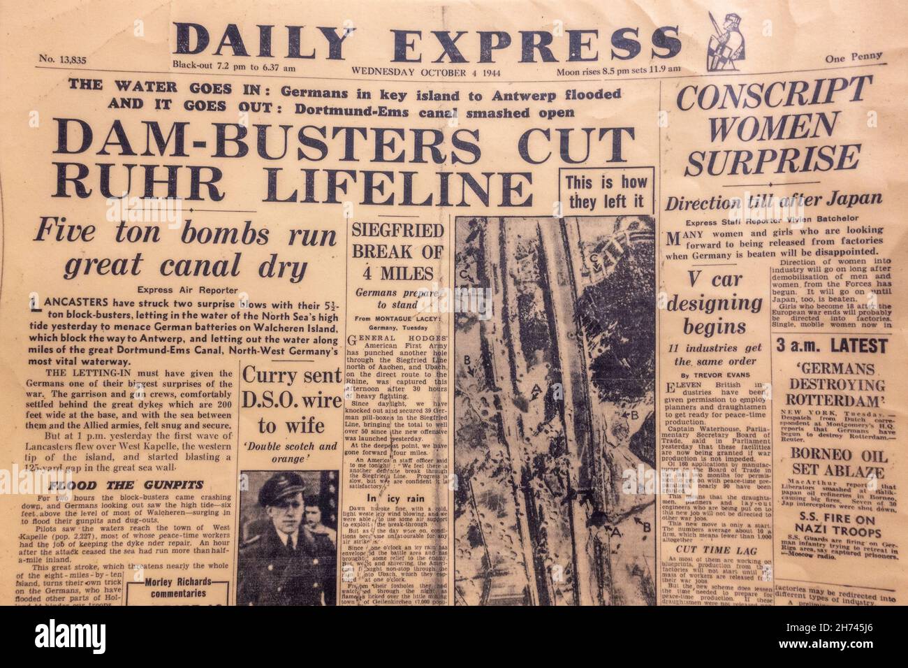 „Damm-Busters Cut Ruhr Lifeline“-Überschrift der Titelseite des Daily Express am 4th. Oktober 1944 während des Zweiten Weltkriegs. Stockfoto