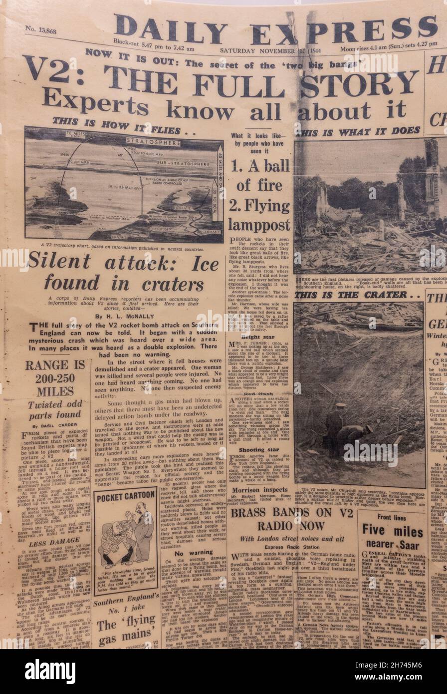 Auf der Titelseite von 'V2: The Full Story' im Daily Express vom 11th. November 1944 wurde die Existenz einer deutschen V2-Rakete enthüllt. Stockfoto