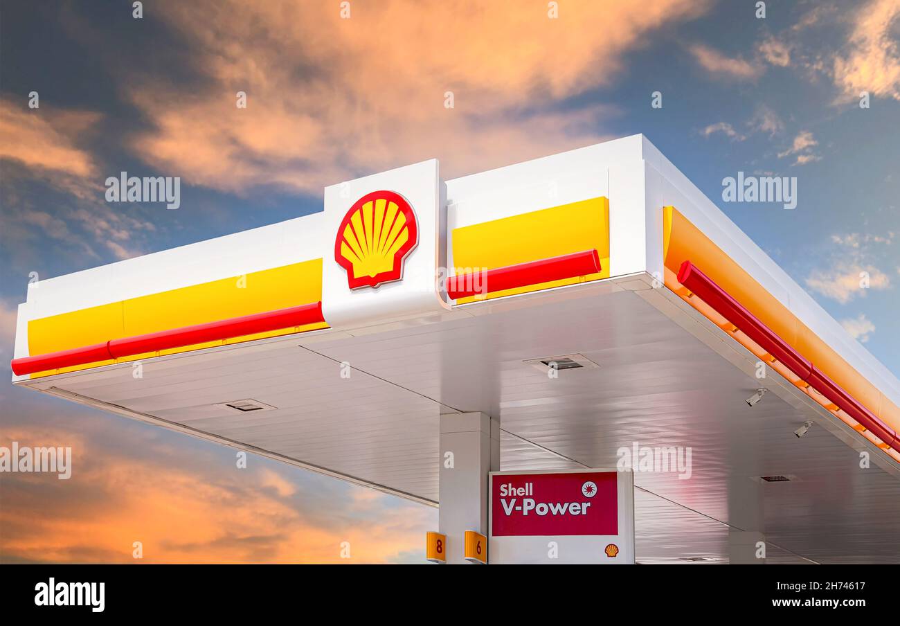 Samara, Russland - 2. Juli 2021: Shell-Tankstelle an sonnigen Tagen. Shell V-Power-Tankstelle. Royal Dutch Shell ist ein anglo-niederländischer multinationaler Ölkonzern und Stockfoto