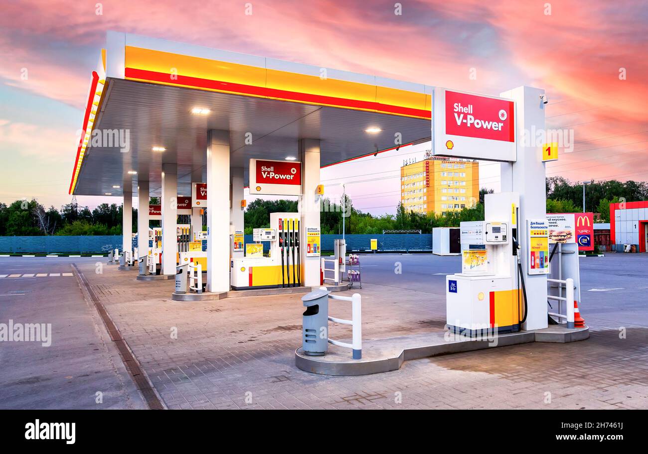 Moskau, Russland - 5. Juli 2021: Shell-Tankstelle am Abend. Shell V-Power-Tankstelle. Royal Dutch Shell ist ein anglo-niederländisches multinationales Öl- und Gasunternehmen Stockfoto
