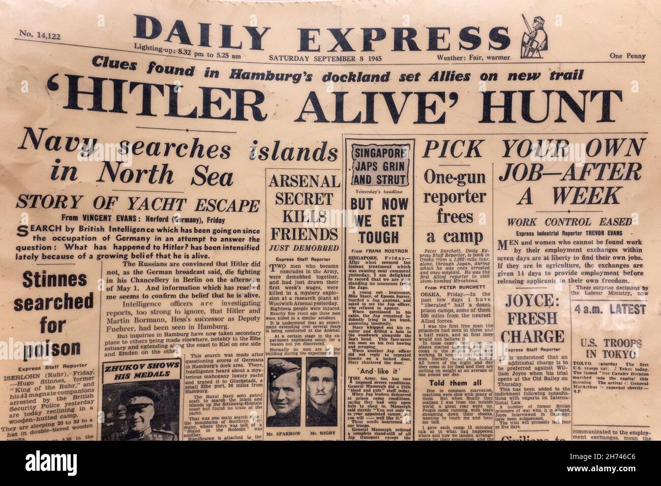 "'Hitler Alive' Hunt" front page headline at the end of WWII when there was doubt Hitler was dead, Daily Express, 8th September 1945. Stockfoto
