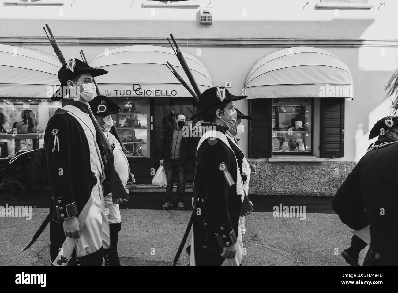 MONTECCHIO EMILIA, ITALIEN - 24. Oktober 2021: Ein marsch der Soldaten während des Festes von San Simone Stockfoto