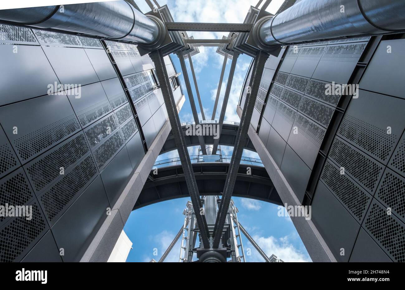 Vom zentralen Innenhof der Gasholders Apartments, Kings Cross, London, aus in den Himmel blicken. Stockfoto