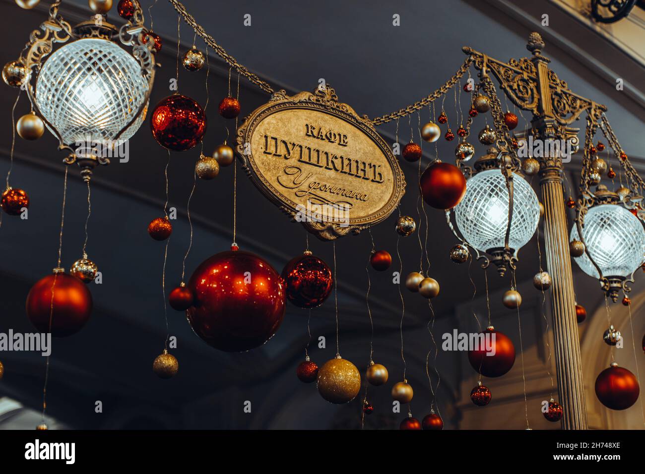 Berühmtes russisches Restaurant Pushkin in einem historischen Einkaufszentrum, MIT ROTEN und goldenen Weihnachtskugeln dekoriert Stockfoto