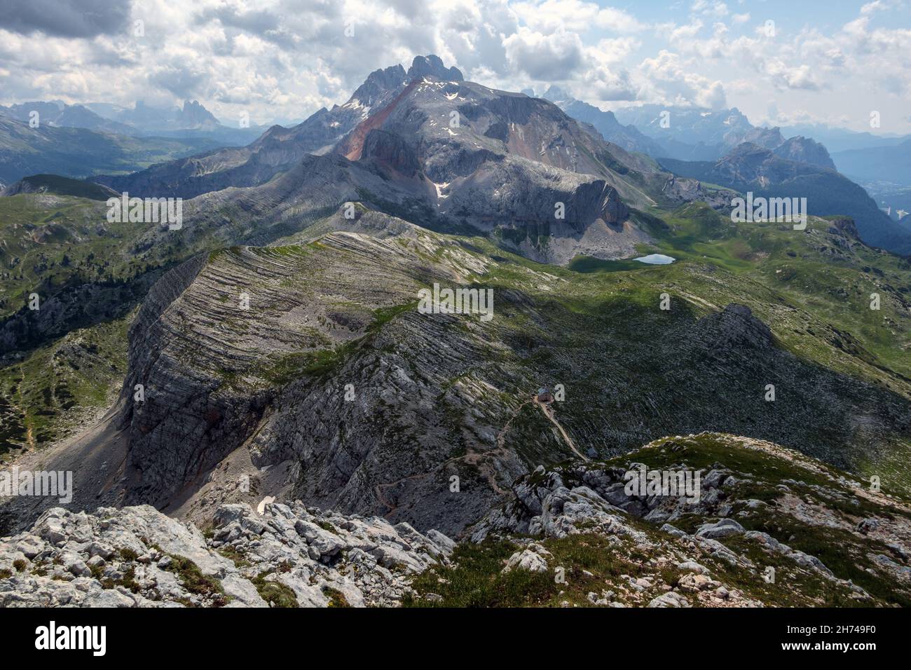 Blick auf die Hochebene von Alpe di Fosses. Gipfel der Croda Rossa d'Ampezzo. Die Dolomiten. Italienische Alpen. Europa. Stockfoto