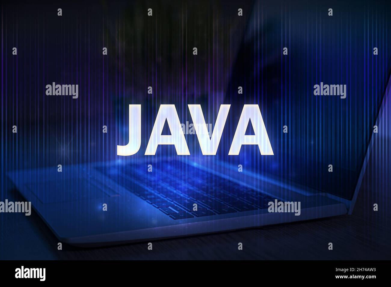 Java-Text auf blauem Technologiehintergrund mit Laptop. Lernen sie java-Programmiersprache, Computerkurse, Schulungen. Stockfoto