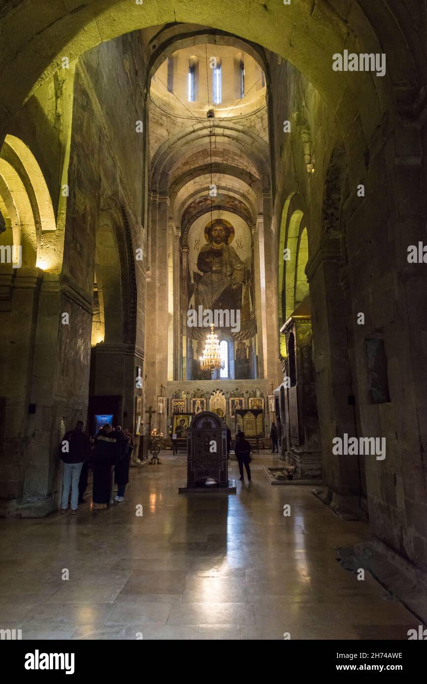 Das Innere der Kathedrale von Svetizchoweli mit einem riesigen Fresko Jesu in der Apsis über dem Altar. Mzcheta, Provinz Mzcheta-Mtianeti, Georgien. Stockfoto