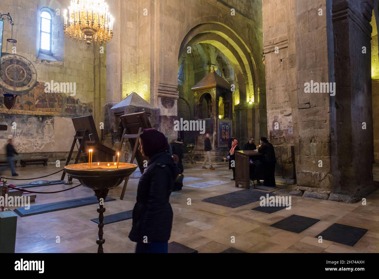 Ciborium aus dem 17th. Jahrhundert, unter dem das Gewand Jesu im Hintergrund in der Kathedrale von Svetizchoweli begraben worden sein soll.Mzcheta, Georgien, Kaukasus Stockfoto