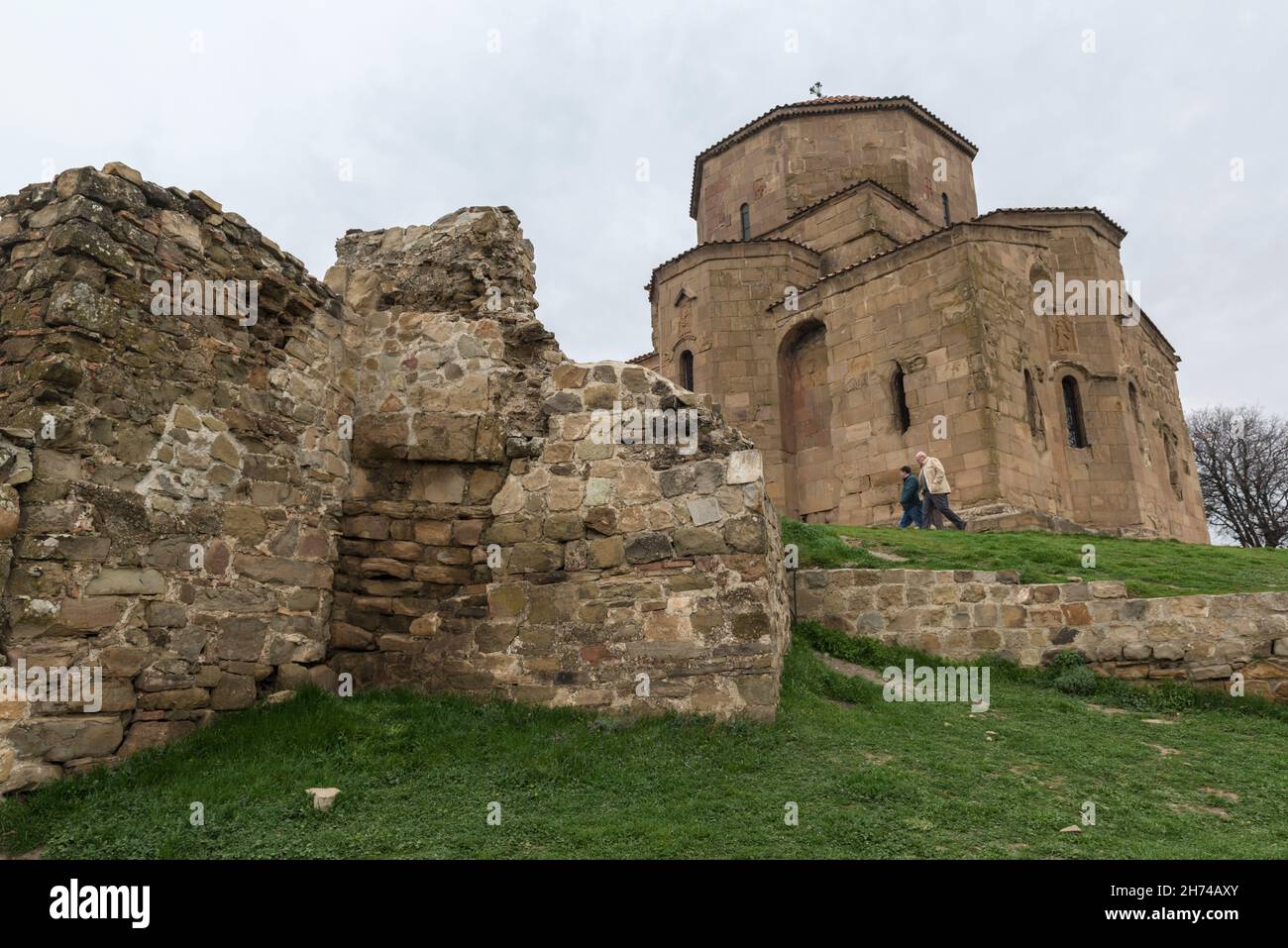 Das Jvari-Kloster (Kreuzkloster) und die Reste seiner steinernen Befestigungsmauer auf dem Berg Jvari in der Nähe von Mzcheta, Georgien, Kaukasus Stockfoto