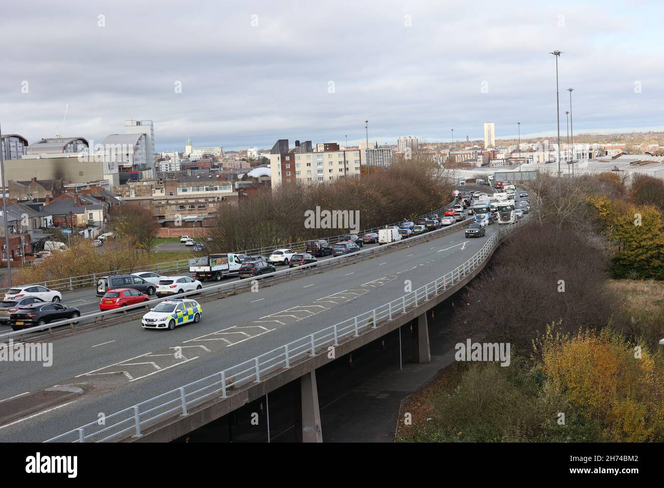 Gateshead UK: 20. Nov 2021: Newcastle Gateshead Trucker protestieren mit Polizeieskorte gegen die Kraftstoffpreise auf einer langsamen Fahrt durch das Stadtzentrum. Blick vom Hochhaus-Hochhaus Stockfoto