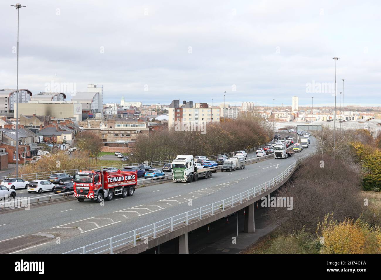 Gateshead UK: 20. Nov 2021: Newcastle Gateshead Trucker protestieren mit Polizeieskorte gegen die Kraftstoffpreise auf einer langsamen Fahrt durch das Stadtzentrum. Blick vom Hochhaus-Hochhaus Stockfoto
