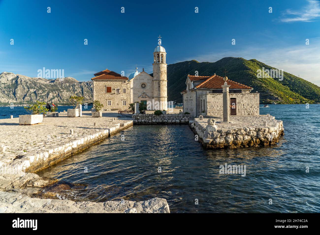 Die künstliche Insel Gospa od Skrpjela mit der Kirche St. Marien auf dem Felsen bei Perast an der Bucht von Kotor, Montenegro, Europa | The Roman C Stockfoto