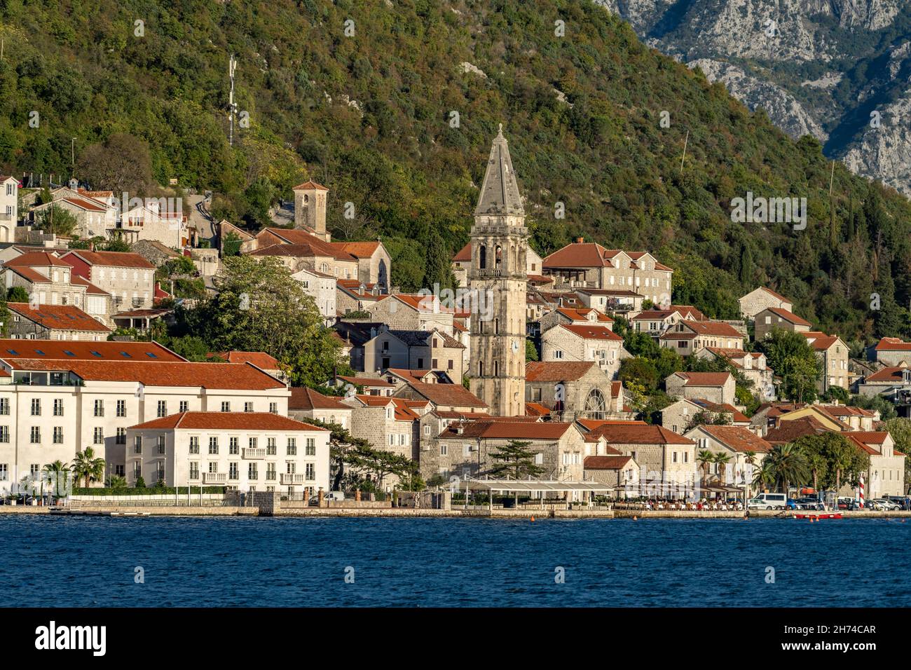 Perast mit der Sveti-Nikola-Kirche an der Bucht von Kotor, Montenegro, Europa | Perastes Stadtbild mit der St.-Nikolaus-Kirche an der Bucht von Kotor, Monten Stockfoto