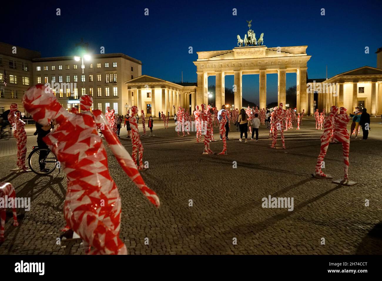 Impressionen: Die etwas ungelenke Kunst-Installation von Dennis Josef Meseg zum Thema Coronakrise mit dem Titel 'IT is like it is', 31. Maerz 2021, Br Stockfoto