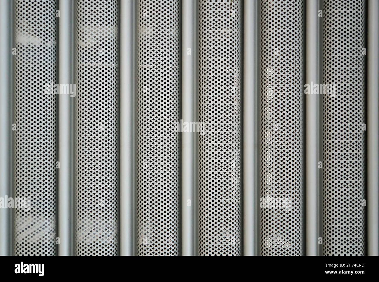 Perforierter metallischer Oberflächenstruktur Hintergrund Stockfoto