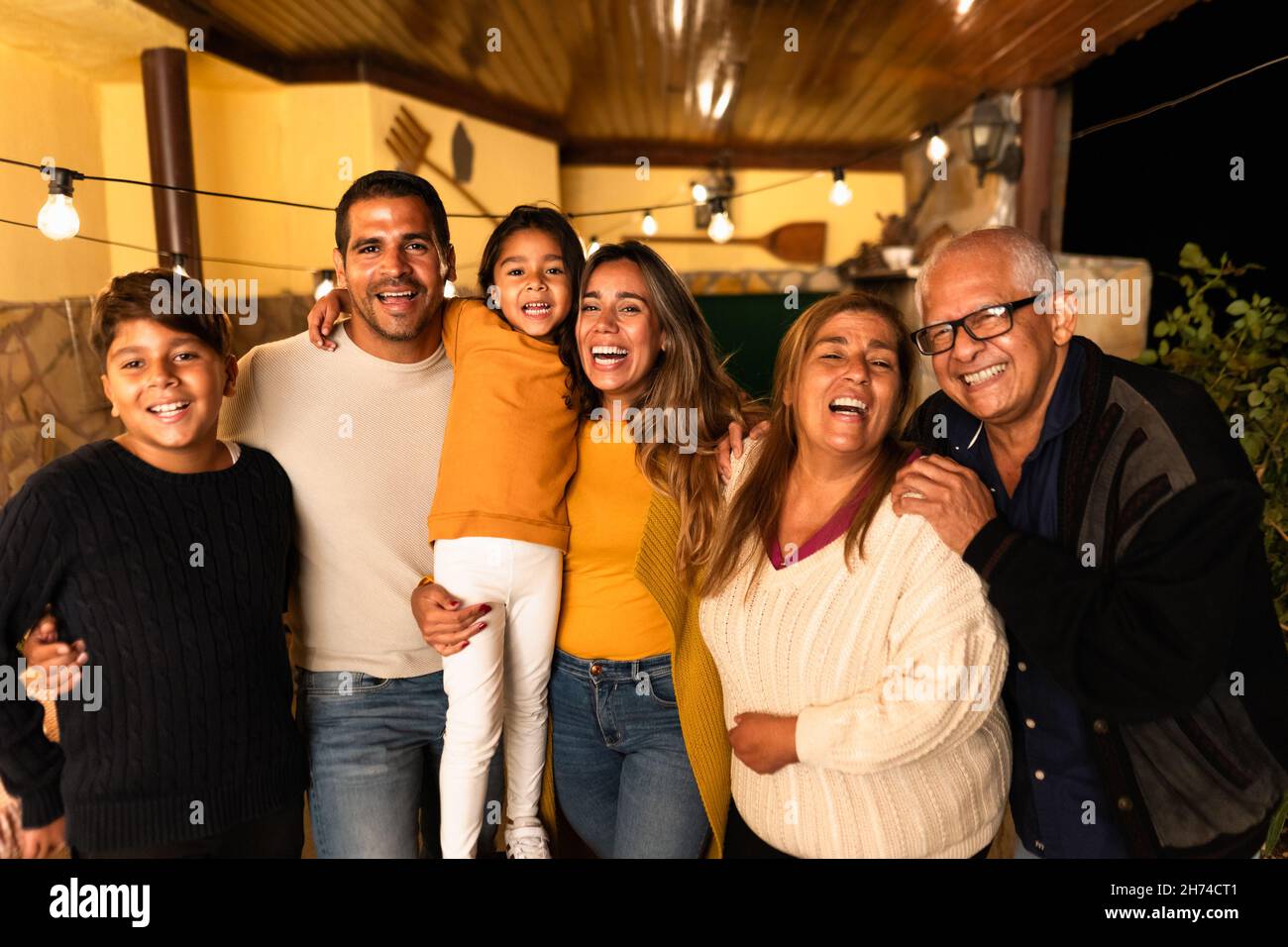 Glückliche hispanische Familie genießt Urlaub zusammen zu Hause Stockfoto