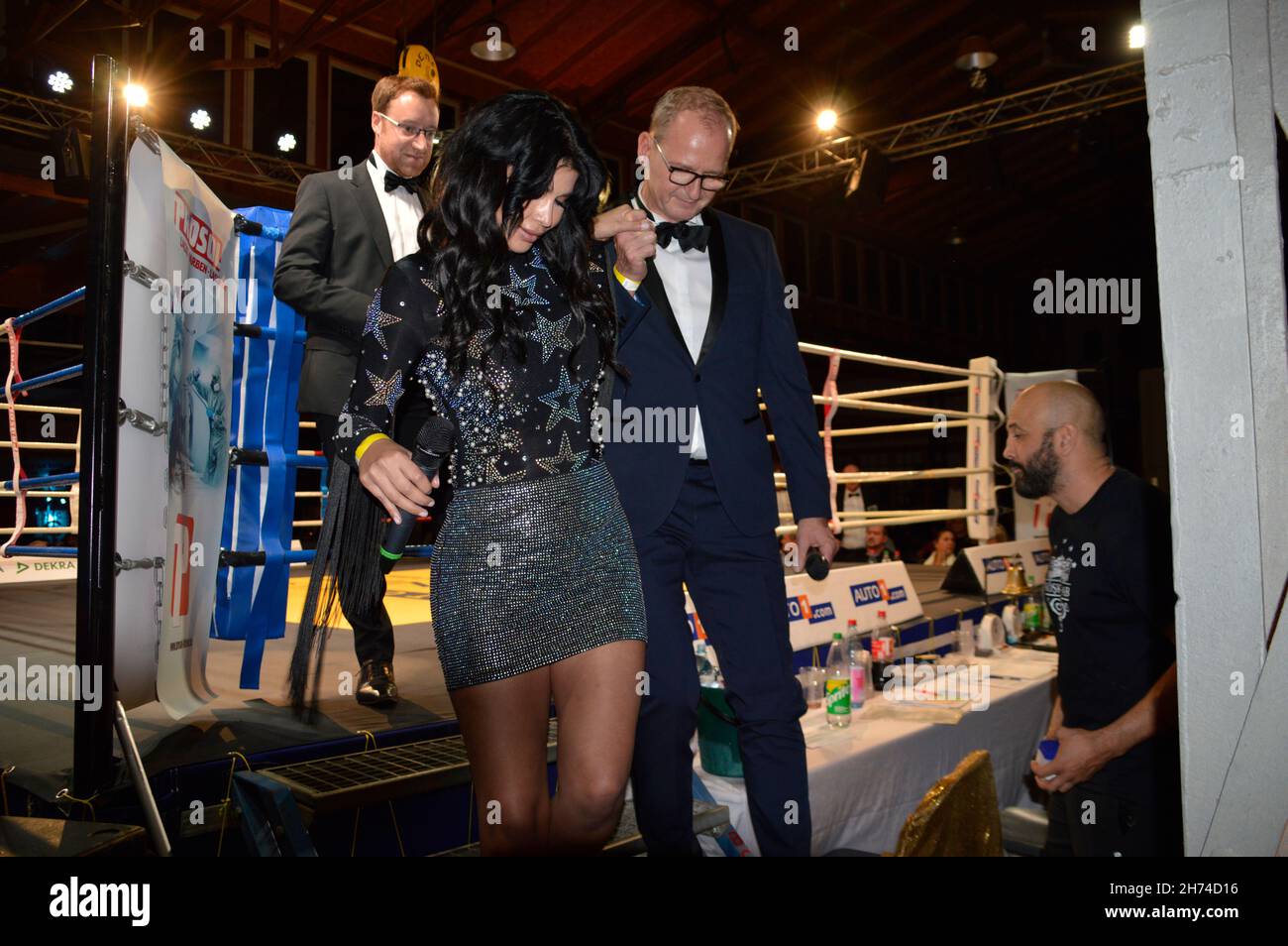 Micaela Schäfer ist das neue PR-'Gesicht' des Autohaus König hier u.a. mit Geschäftsführer Dirk Steeger beim INTERNATIONAL CHAMPIONSHIP BOXING bei AUT Stockfoto