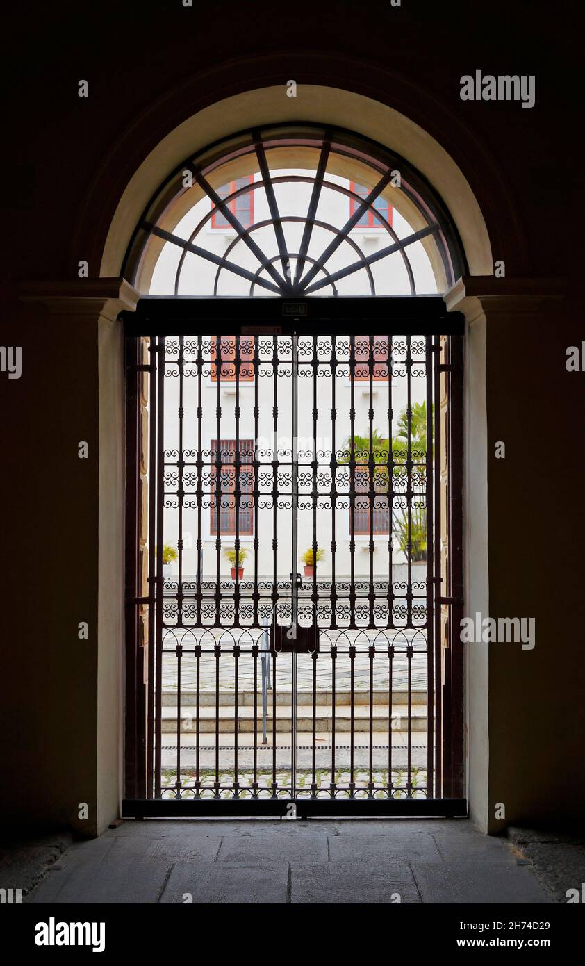 Alte Tür mit Gitter, Rio Stockfoto