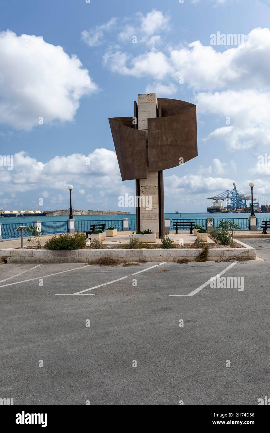 Das Ende des Mahnmals für den Kalten Krieg in Birzebbuga, das an das Treffen zwischen George Bush und Michail Gorbatschow in den Gewässern Maltas erinnert. Marsaxlokk Stockfoto