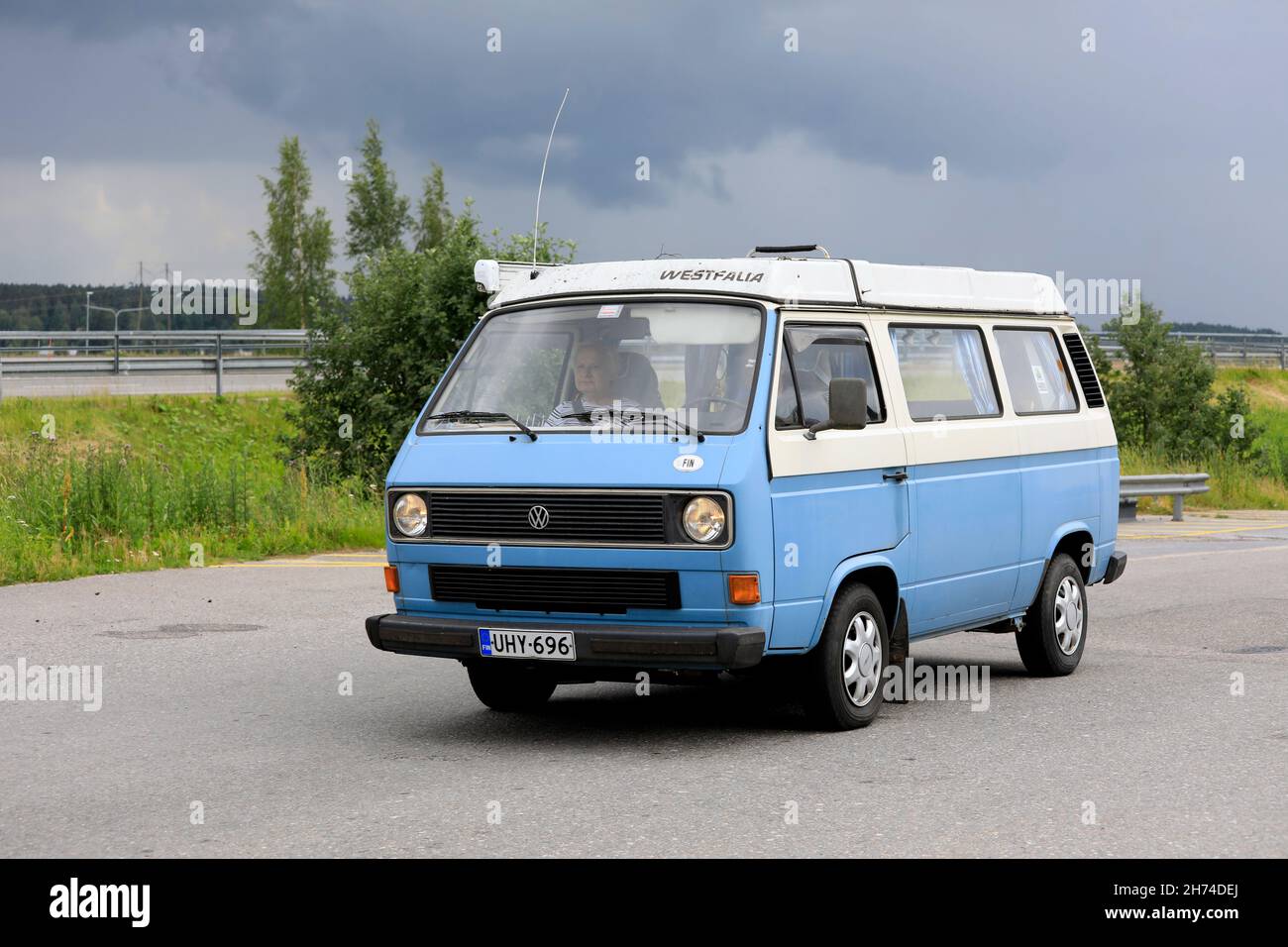 Blauer Volkswagen Typ 3 Westfalia Wohnmobil. Die VW Transporter Generation 3rd wurde 1979-91 in Deutschland hergestellt. Salo, Finnland. 25. Juni 2021. Stockfoto