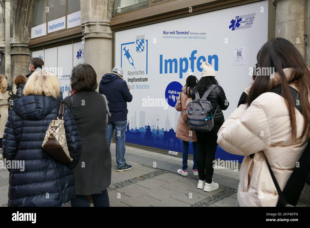 Pop up Corona Impfzentrum, Menschen Schlange stehen für die erste Immunisierung, Marienplatz. Stockfoto
