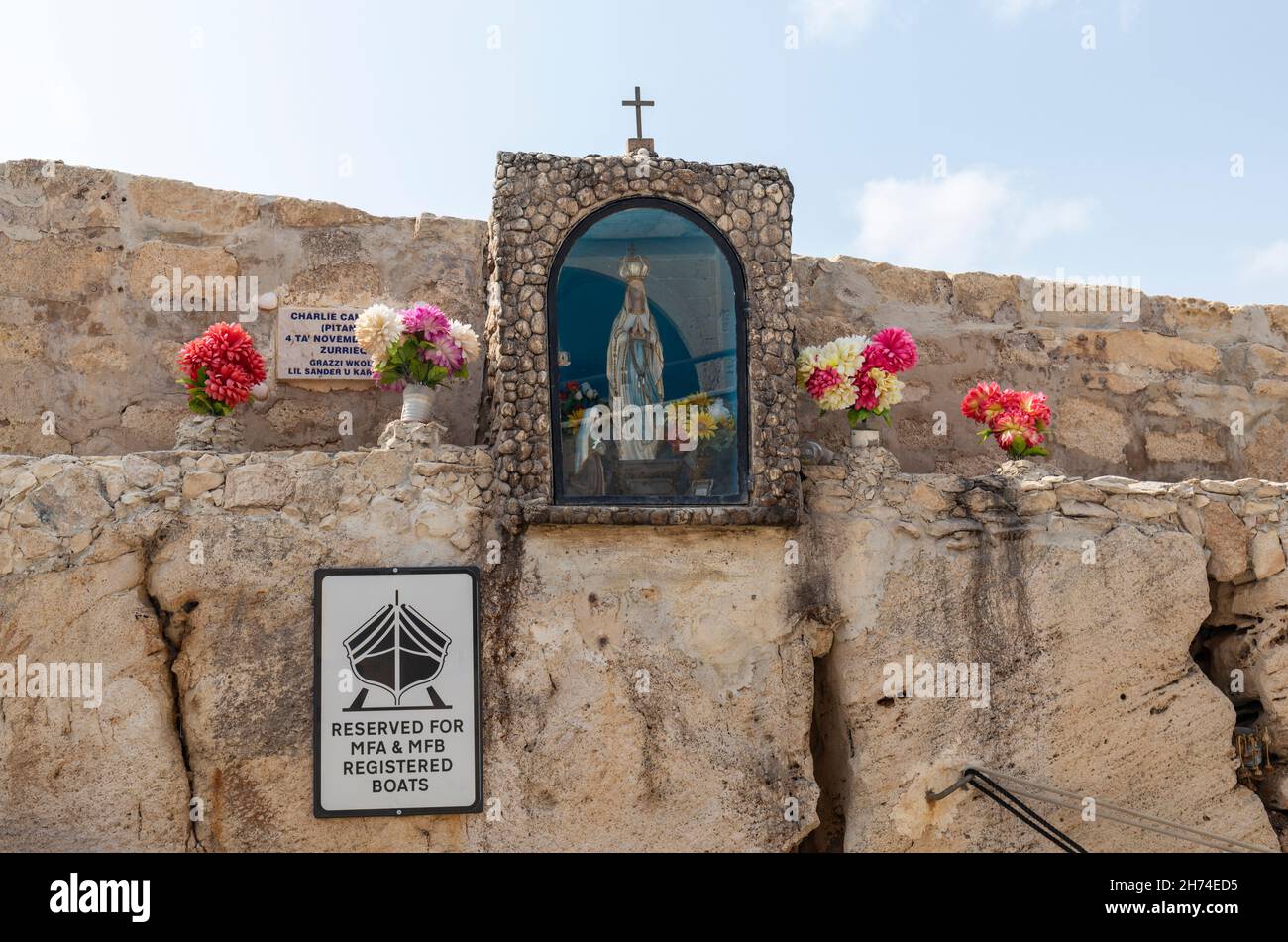 Ein religiöser Schrein zum Gedenken an einen geliebten Menschen an einer Wand in Wied iz-Zurrieq, Malta, Europa Stockfoto