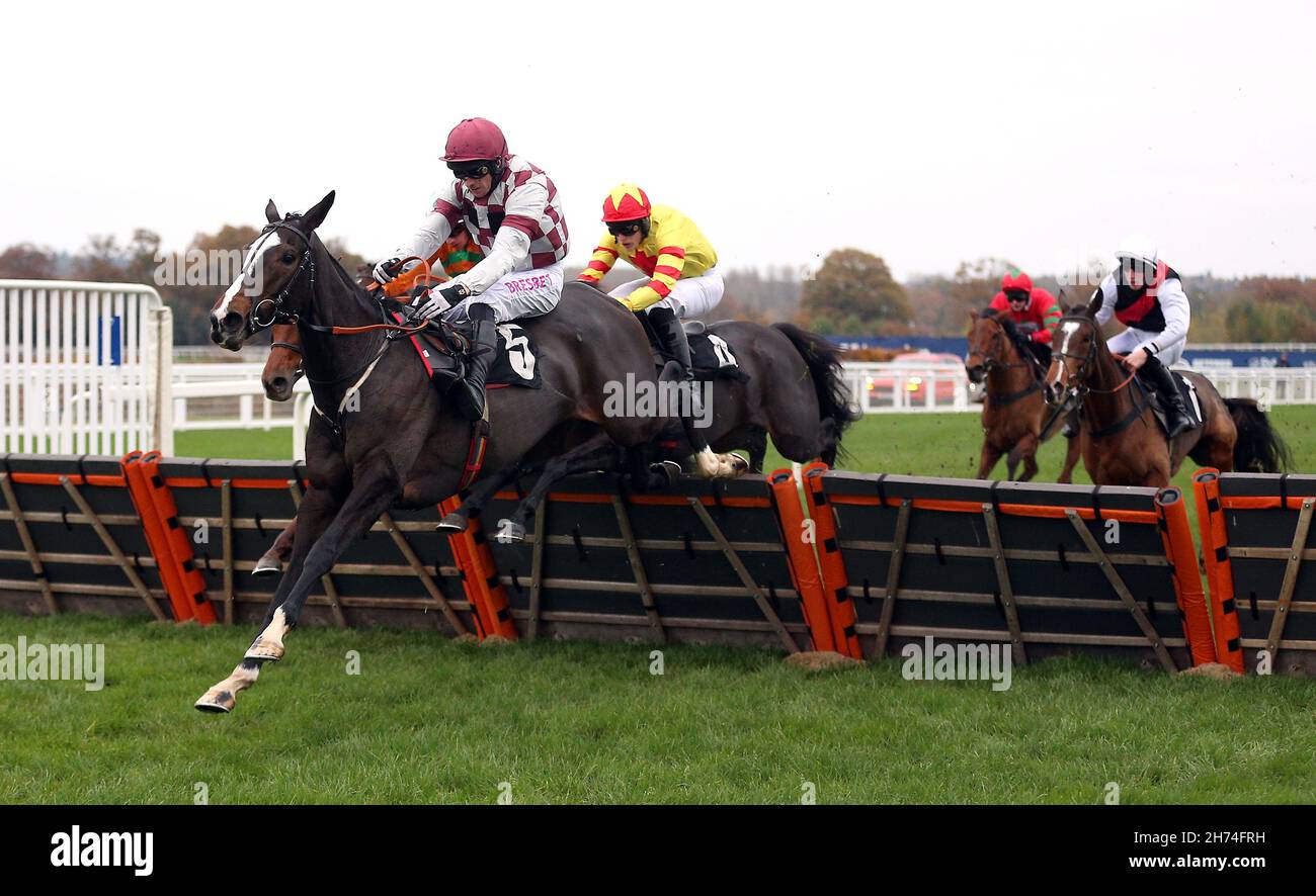Tequila Blaze wird von dem Jockey Paddy Brennan auf dem Weg zum Sieg der Handicap-Hürde des Colts & Foules Club Mares am zweiten Tag des November Racing Weekends auf der Ascot Racecourse in Bekshire gefahren. Bilddatum: Samstag, 20. November 2021. Stockfoto