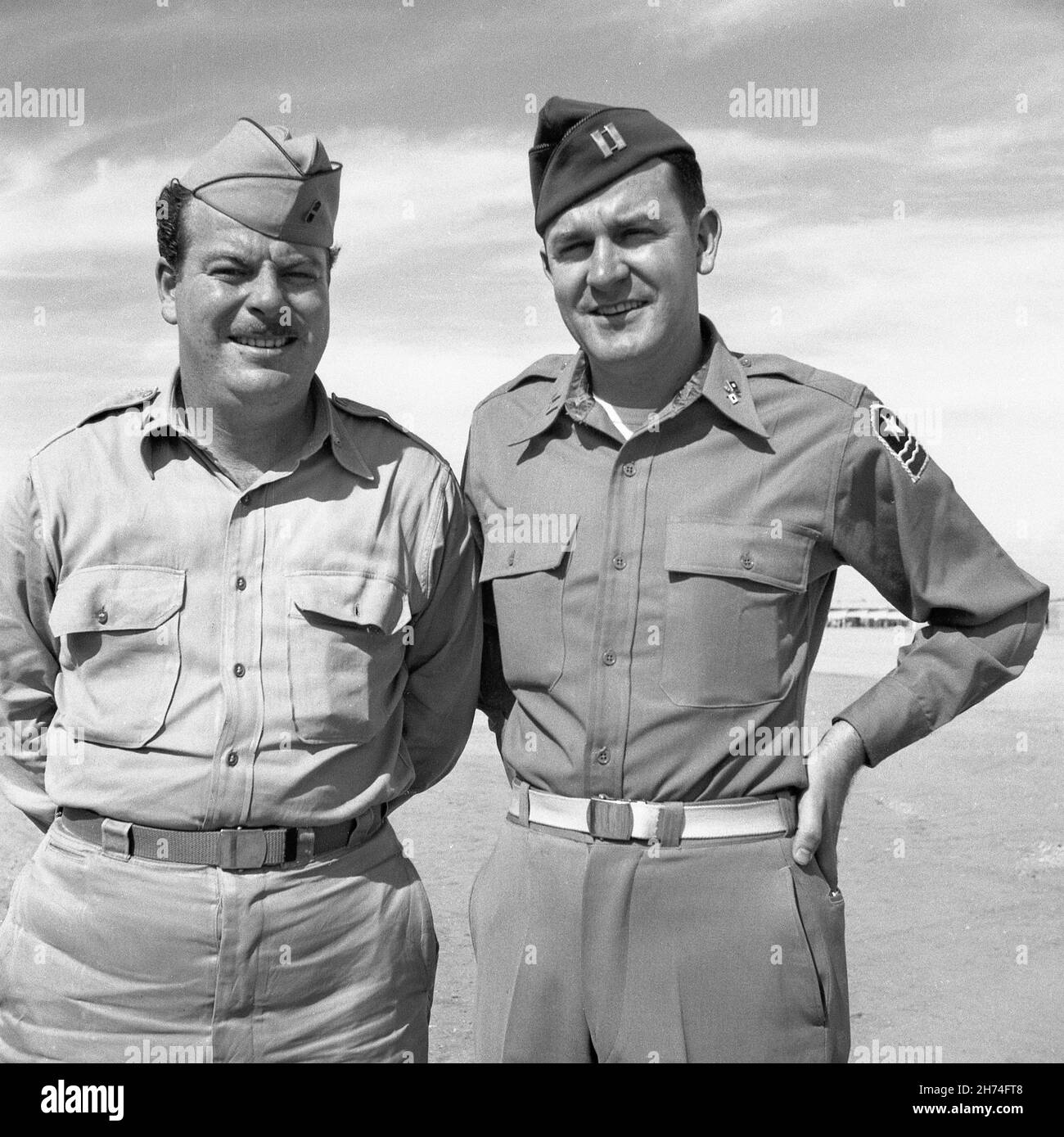 Zwei US-Armeeoffiziere, die die Kamera betrachten, Ägypten, 1945 Stockfoto