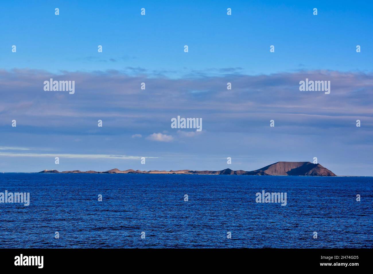 Schönes Bild des Meeres mit bewölktem Himmel und Berg im Hintergrund Stockfoto