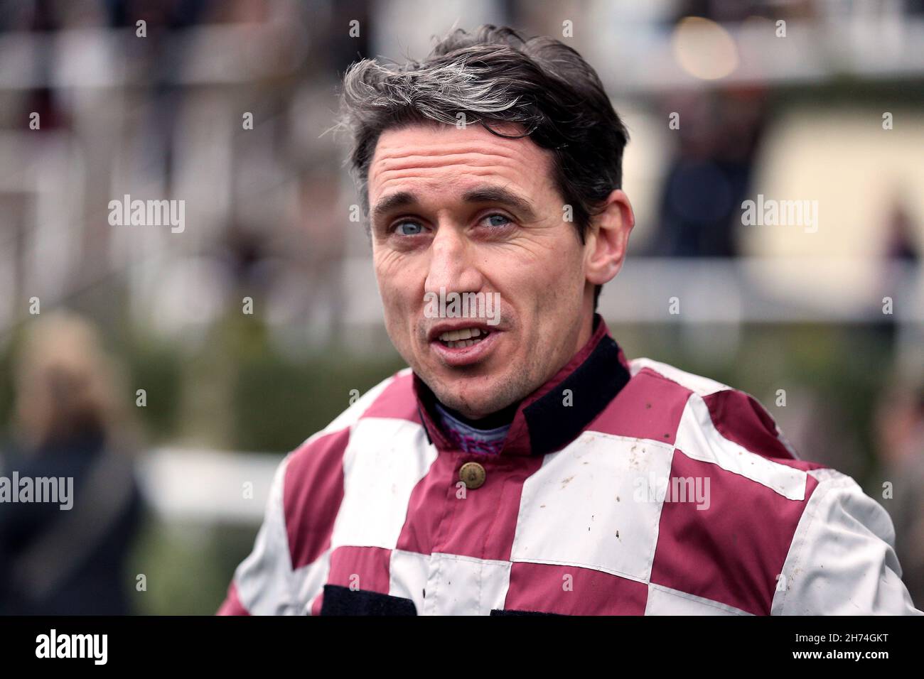 Jockey Paddy Brennan nach dem Gewinn der Handicap-Hürde des Colts & Stutfohlen Club Mares auf Tequila Blaze am zweiten Tag des November Racing Weekends auf der Ascot Racecourse, Bekshire. Bilddatum: Samstag, 20. November 2021. Stockfoto