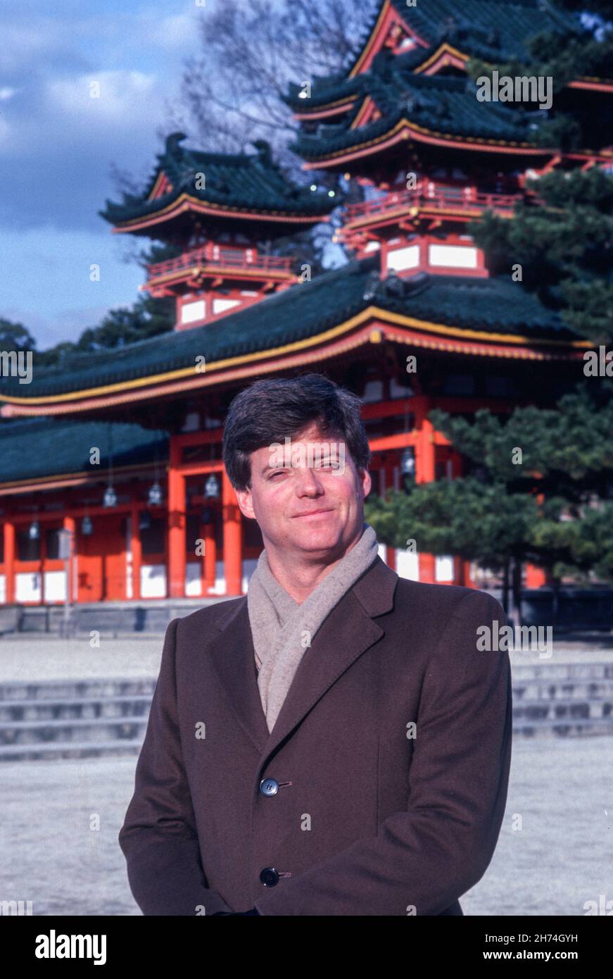 1980s, hübscher Mann der 30er Jahre, der Japan bereite Stockfoto