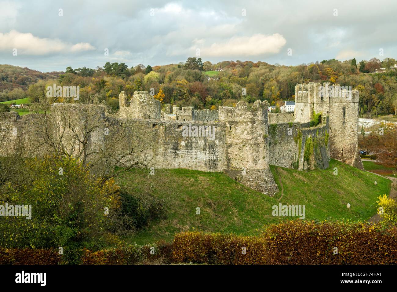 Eine ungewöhnliche Ansicht von Chepstow Castle an der Grenze zu Wales und England in Chepstow. Stockfoto