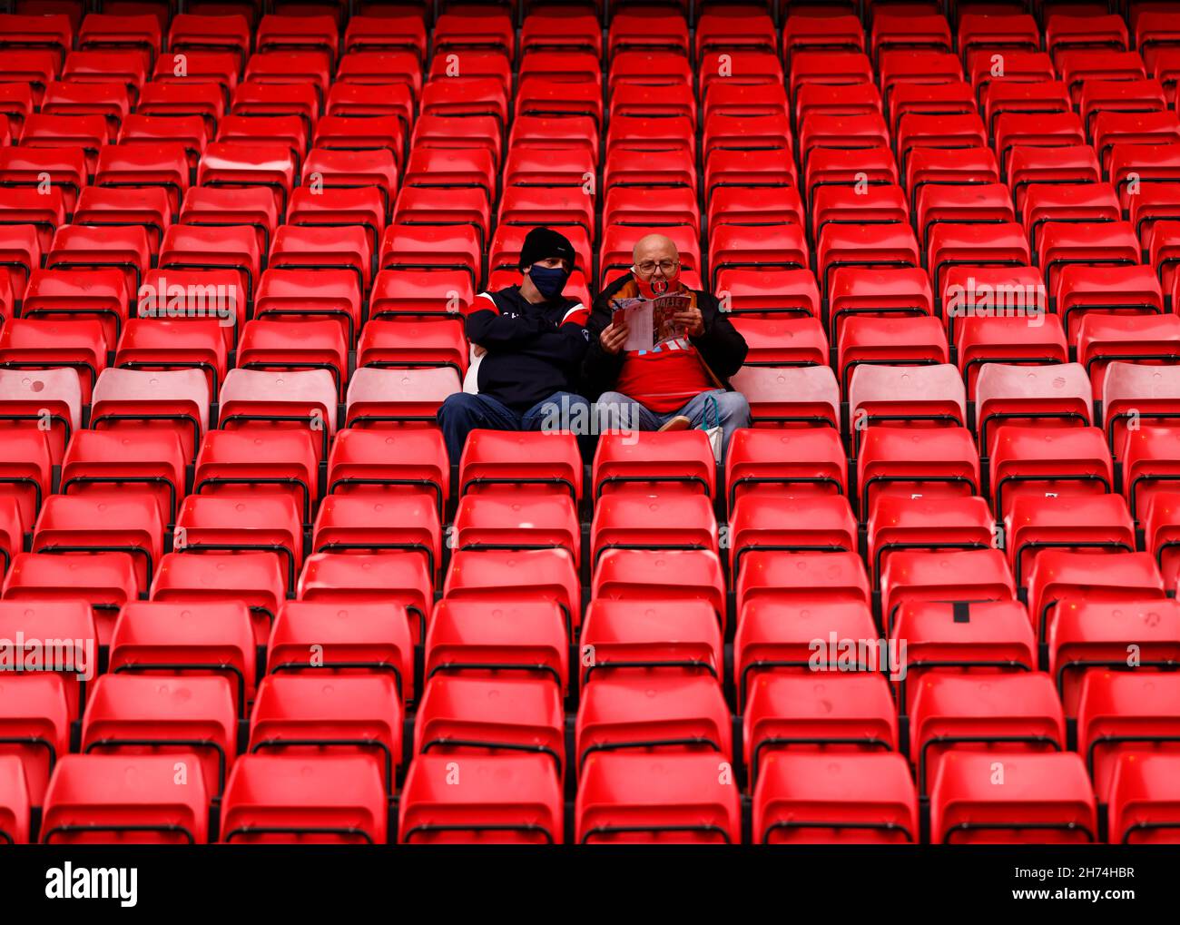 Charlton Athletic-Fans vor dem Sky Bet League One-Spiel im Londoner Valley. Bilddatum: Samstag, 20. November 2021. Stockfoto
