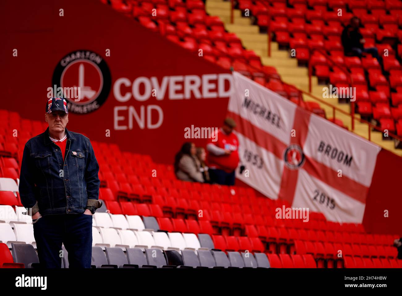 Charlton Athletic-Fans vor dem Sky Bet League One-Spiel im Londoner Valley. Bilddatum: Samstag, 20. November 2021. Stockfoto