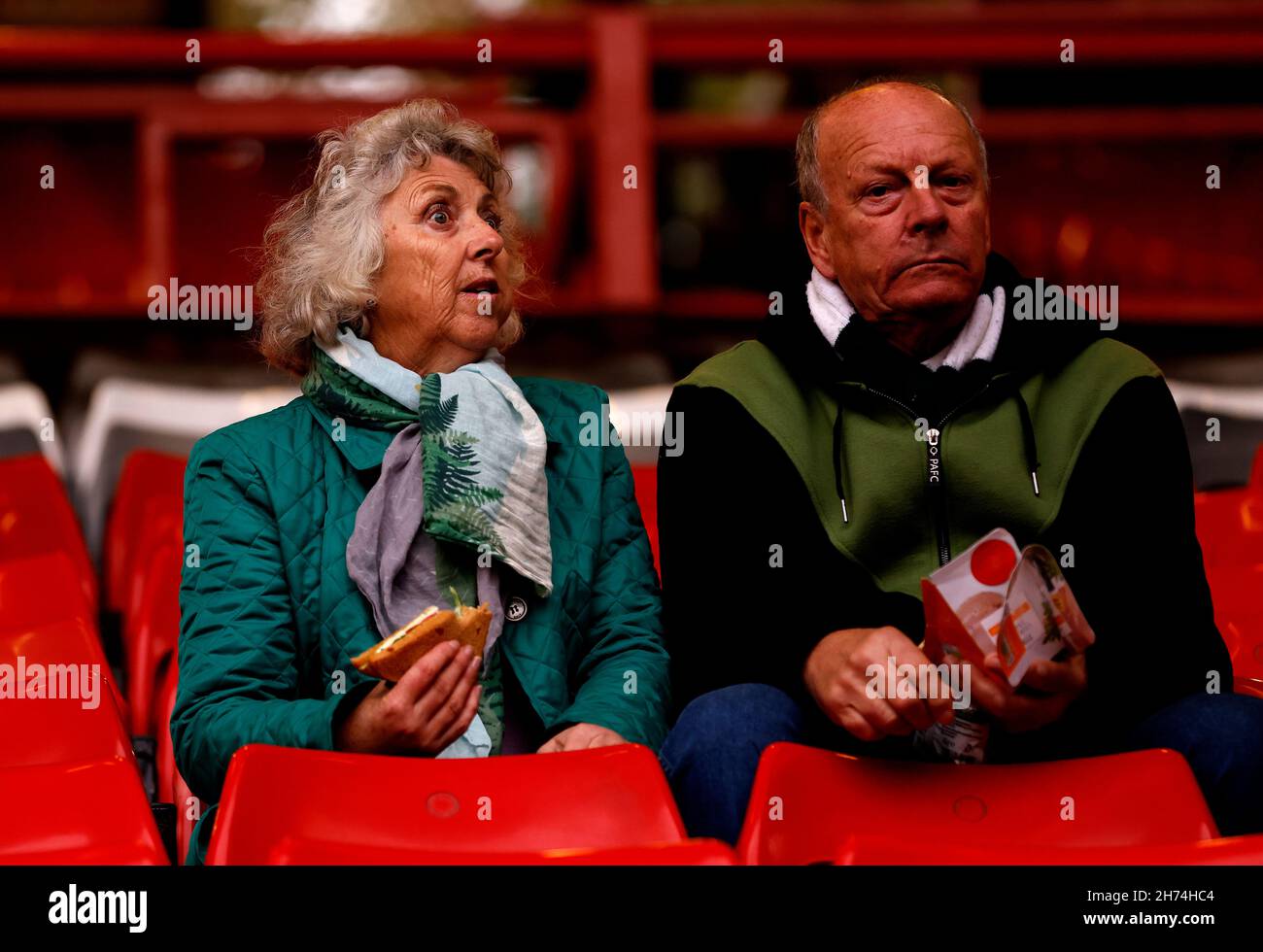 Plymouth Argyle Fans vor dem Sky Bet League One Spiel im The Valley, London. Bilddatum: Samstag, 20. November 2021. Stockfoto