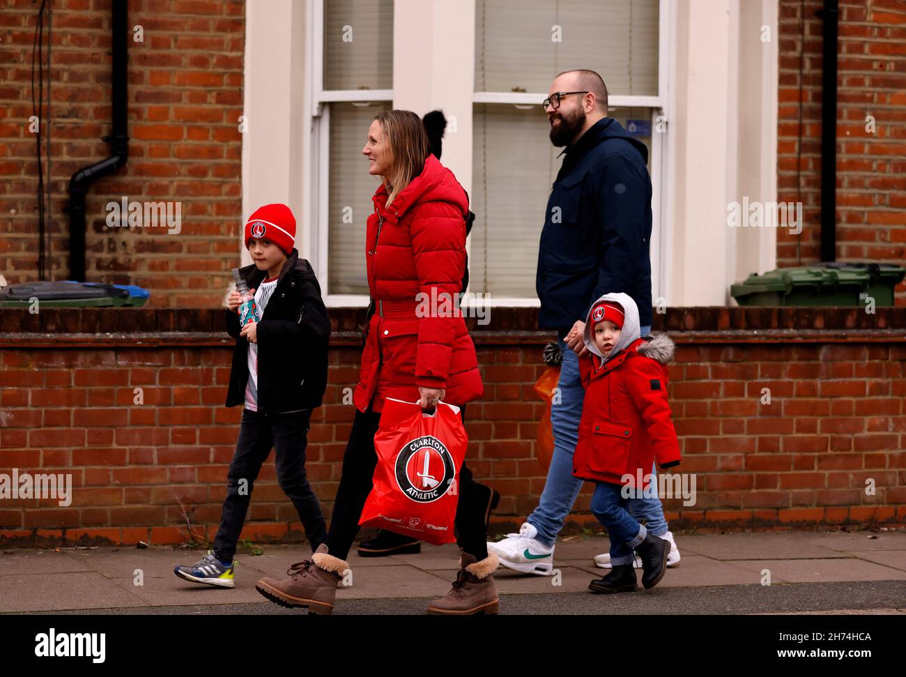 Charlton Athletic-Fans kommen vor dem Sky Bet League One-Spiel im The Valley, London, zu Boden. Bilddatum: Samstag, 20. November 2021. Stockfoto